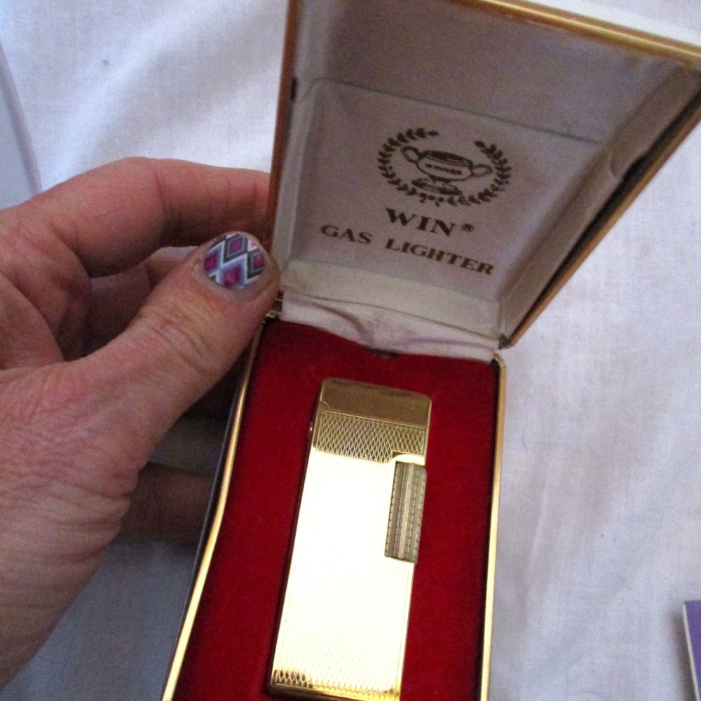 Vintage NEW IN BOX Vintage Stock WIN Lighter Foreign DELUXE GAS w Guarantee - Picture 2 of 3